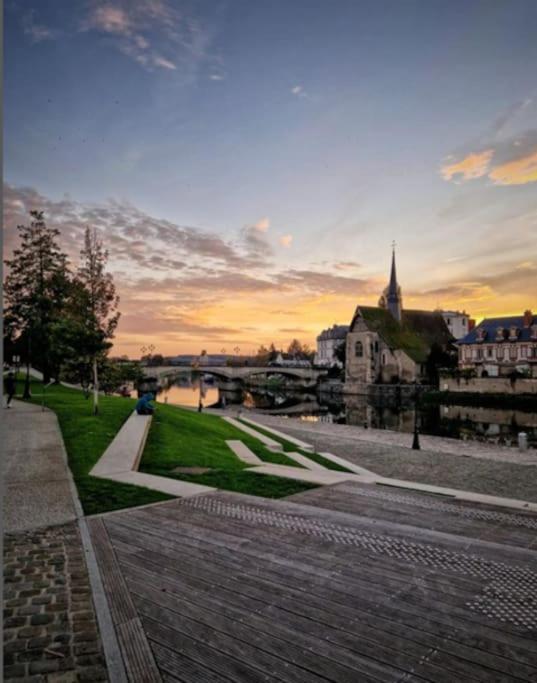 La Patte Blanche Terrasse Centre Ville Sens 6M Gare Kültér fotó